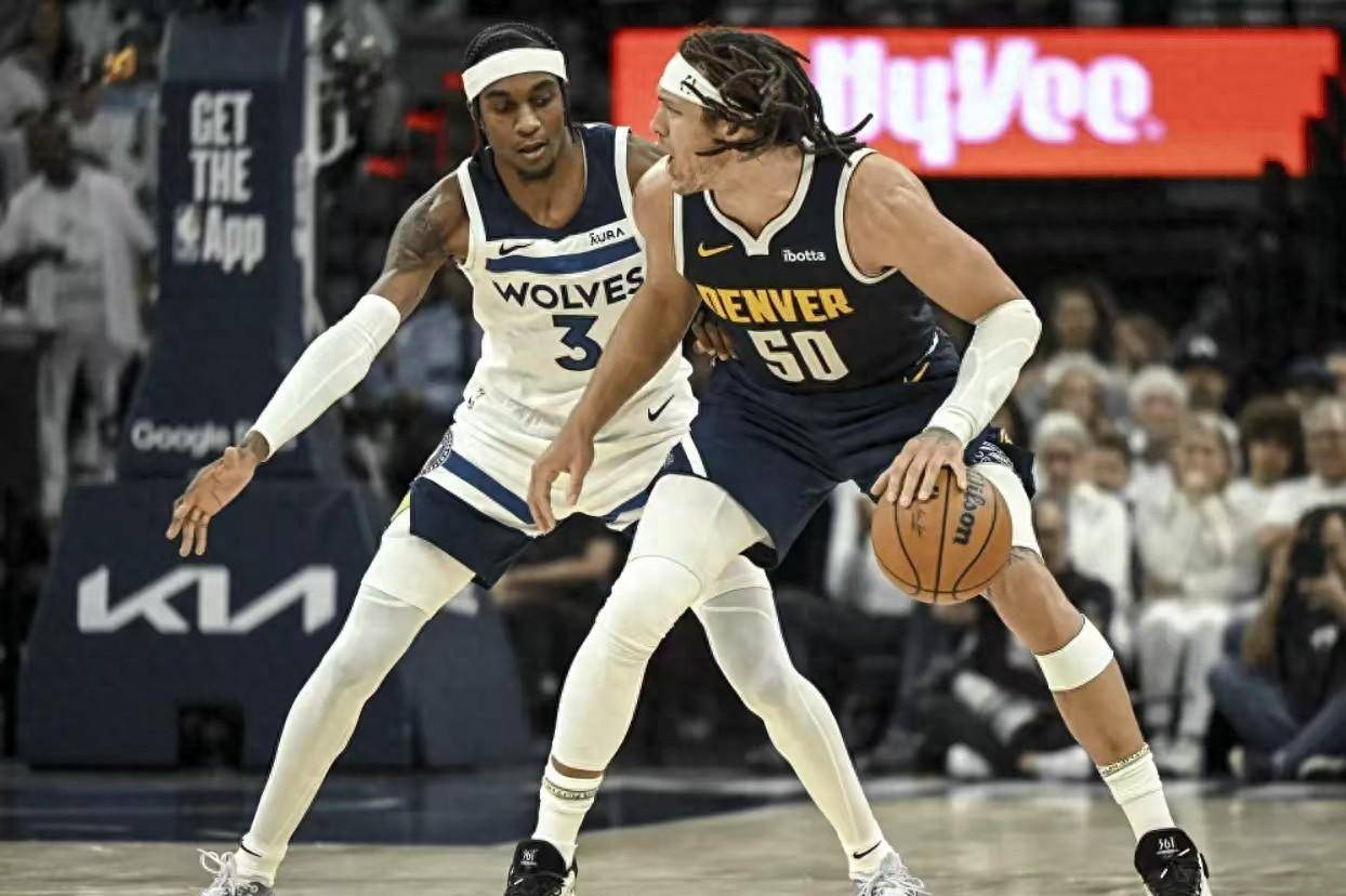 包含新一届NBA球员工会执委会成员：范弗利特领衔，布朗&唐斯在列的词条