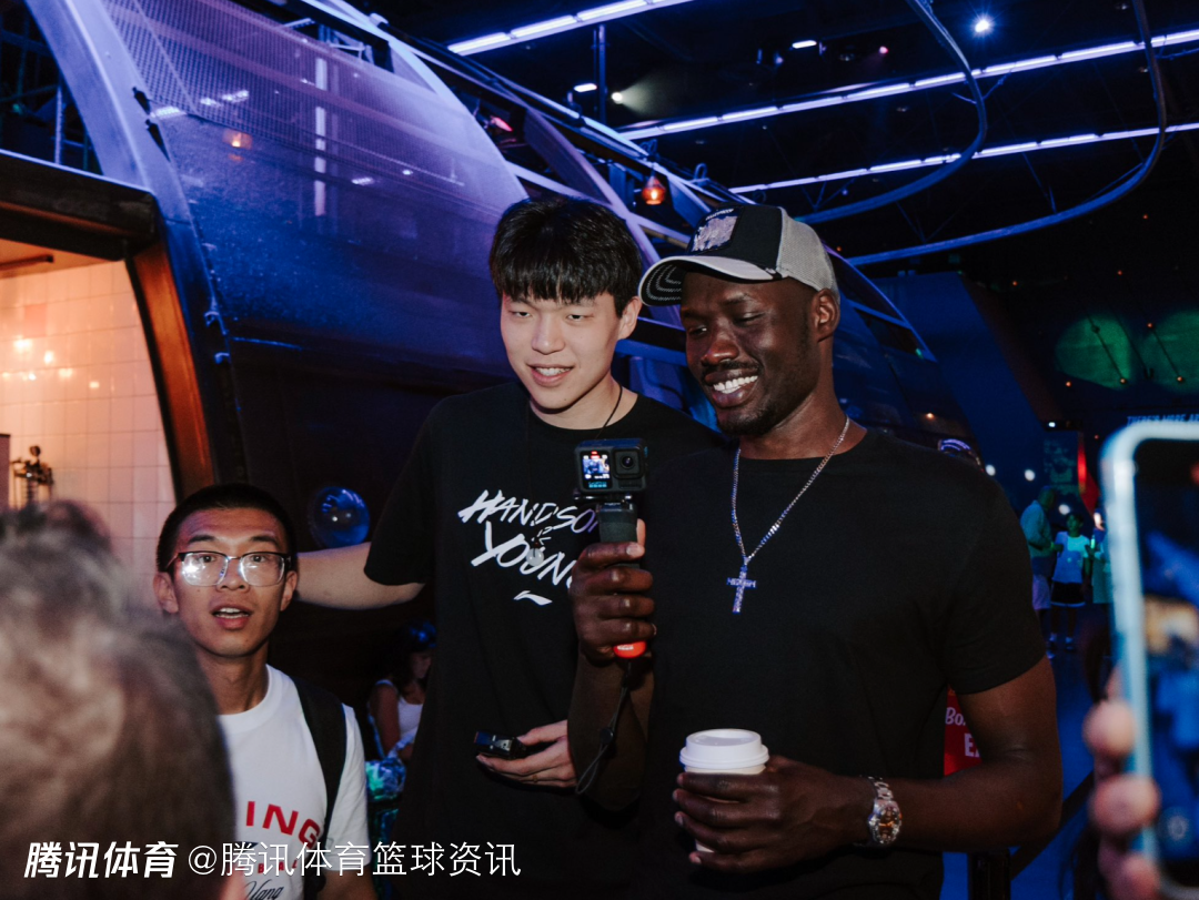 杨瀚森连得5分打停鹈鹕，下场与队友握手相互打气的简单介绍